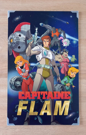 Plaque en aluminium Dibond 3mm Capitaine Flam posée sur un établi en bois, montrant les couleurs vibrantes et la netteté de l'impression UV - Fabrication artisanale française.

