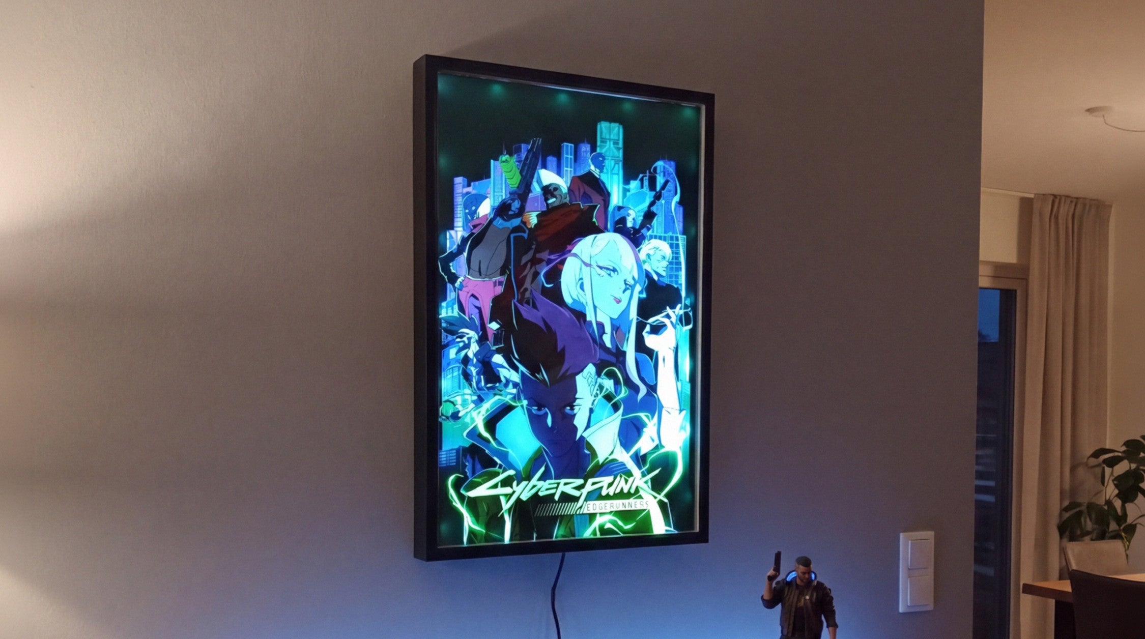 Cadre lumineux XL Mural Cyberpunk EdgeRunners allumé dans un salon lifestyle - Impression UV relief 2.5D par Silicone Valley