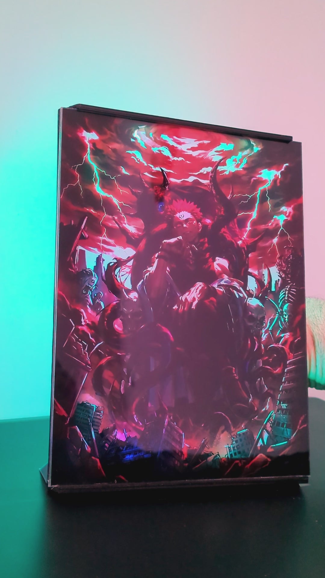 Vidéo de présentation de l'Aura Box Sukuna montrant l'effet de profondeur 3D et l'allumage des LED Bluetooth.
